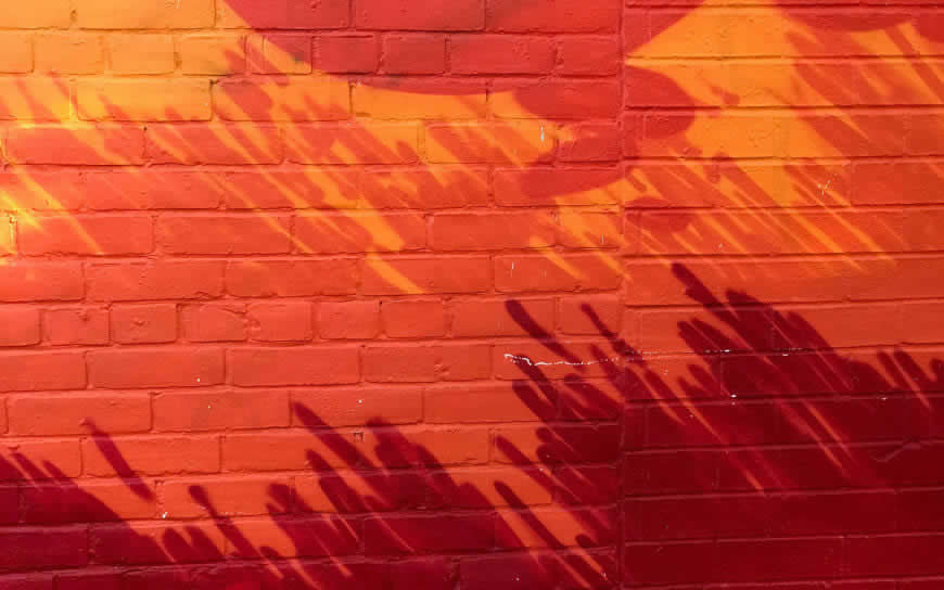红色和橙色彩绘砖墙高清壁纸图片 2880x1800