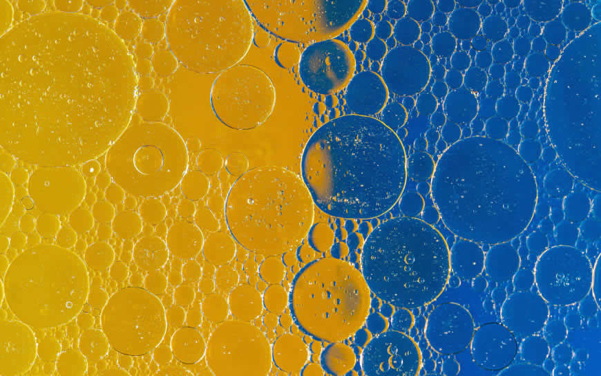 液体表面的透明气泡高清壁纸图片 3840x2400