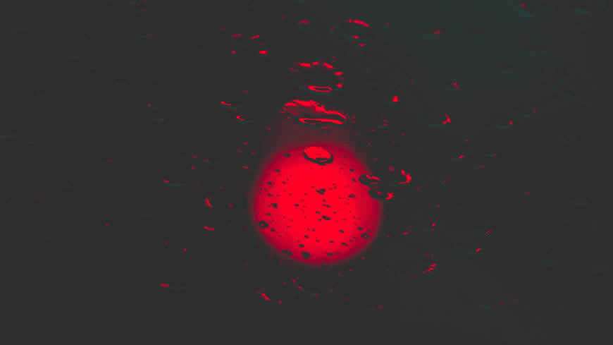 水面红色灯光高清壁纸图片 5120x2880