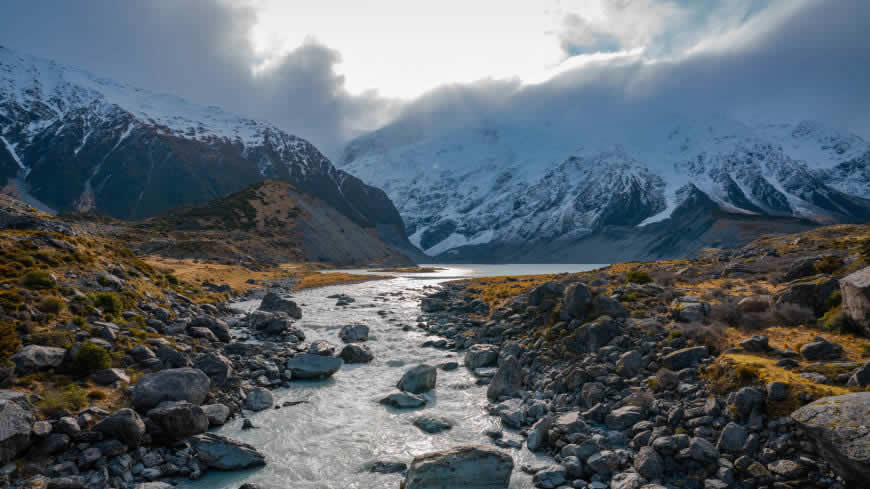 新西兰 河流 岩石 雪山高清壁纸图片 7680x4320