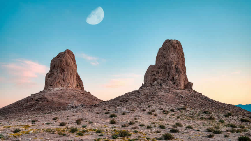 两座耸立的岩石层 月亮高清壁纸图片 5120x2880