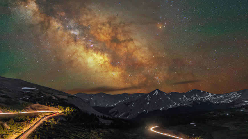 夜晚 星空 山 道路高清壁纸图片 5120x2880