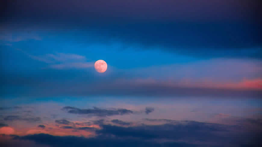 夜晚 云 月亮高清壁纸图片 5120x2880