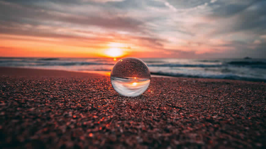 沙滩上的玻璃球高清壁纸图片 3840x2160