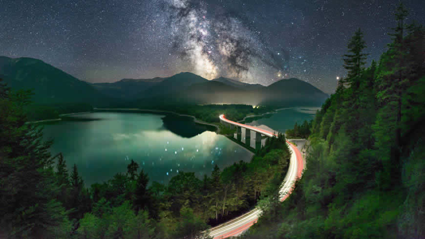 夜晚 公路 湖泊 山 星空高清壁纸图片 5120x2880