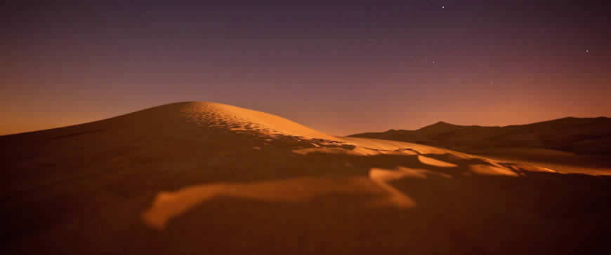 夜晚的沙漠和星空高清壁纸图片 3440x1440