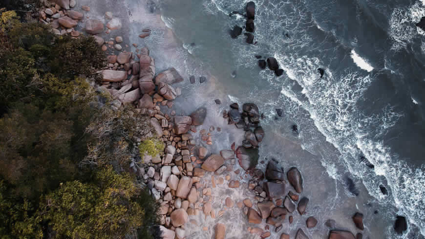 海滩 海浪 岩石 航拍高清壁纸图片 3840x2160