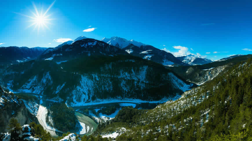 瑞士 阿尔卑斯山脉 阳光 森林 雪景高清壁纸图片 5120x2880