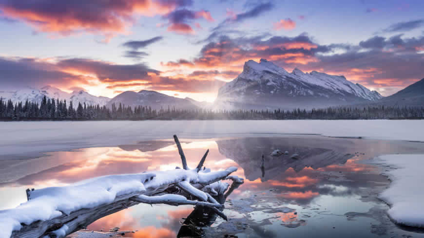 加拿大班夫国家公园冰雪覆盖的湖泊和雪山风景高清壁纸图片 5120x2880