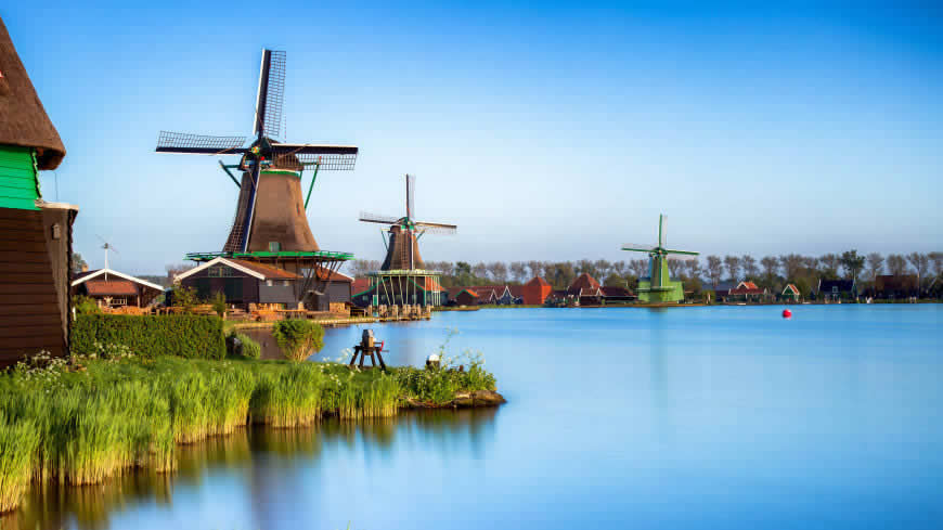 荷兰赞丹桑斯安斯河边的村庄和风车高清壁纸图片 3840x2160