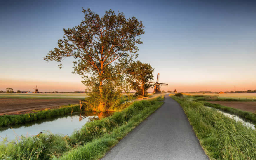 荷兰阿尔布拉瑟丹道路田野水渠风力磨坊乡村风景高清壁纸图片 3840x2400