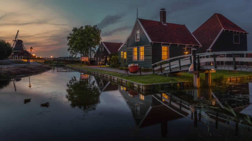 荷兰赞丹赞瑟斯汉斯风车村傍晚风景高清壁纸图片 2560x1440