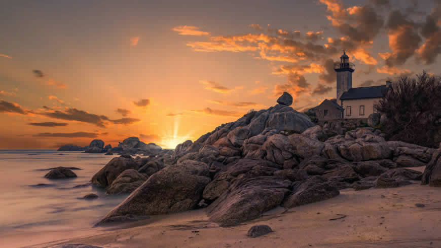 日落的海岸岩石和灯塔高清壁纸图片 3840x2160