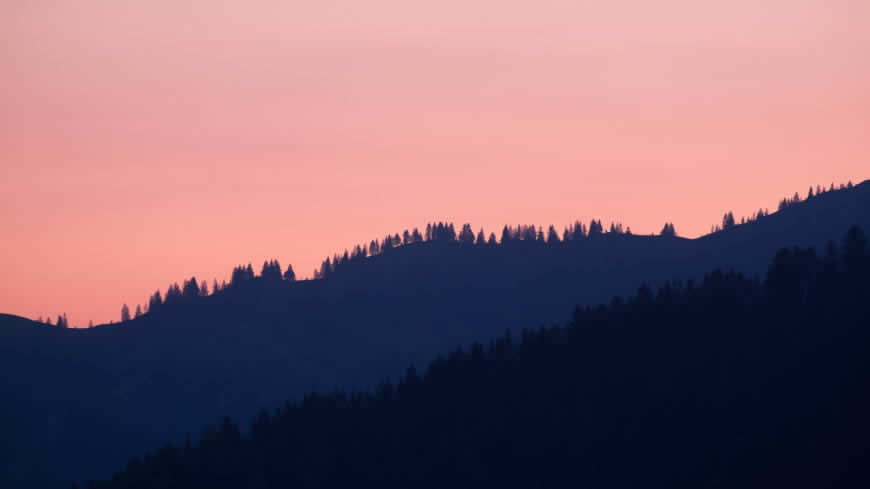 日落时分的山脉和丛林高清壁纸图片 5120x2880
