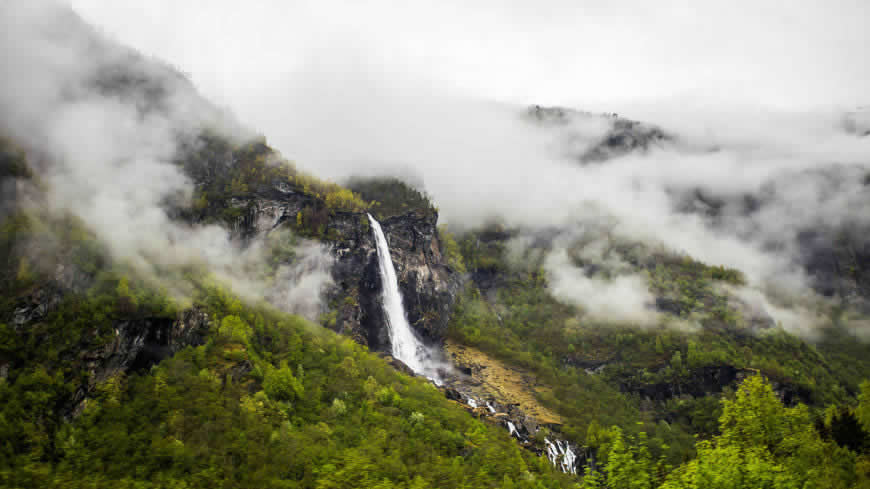 雾气弥漫的高山和瀑布高清壁纸图片 2560x1440