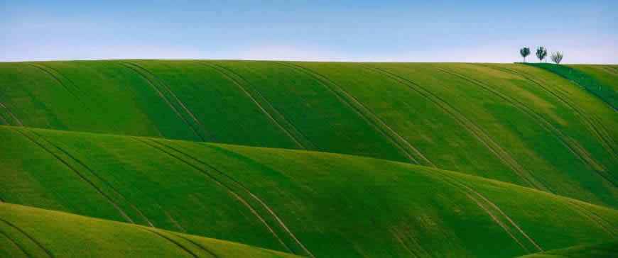绿色起伏的山丘高清壁纸图片 3440x1440