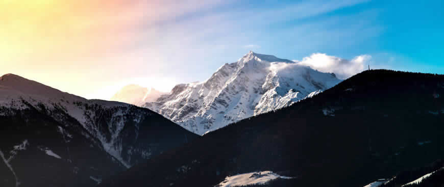 阳光下的雪山风景高清壁纸图片 5120x2160