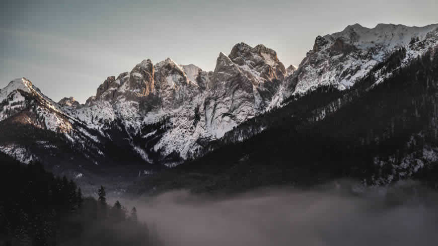 大雾弥漫的山谷和雪山高清壁纸图片 5120x2880
