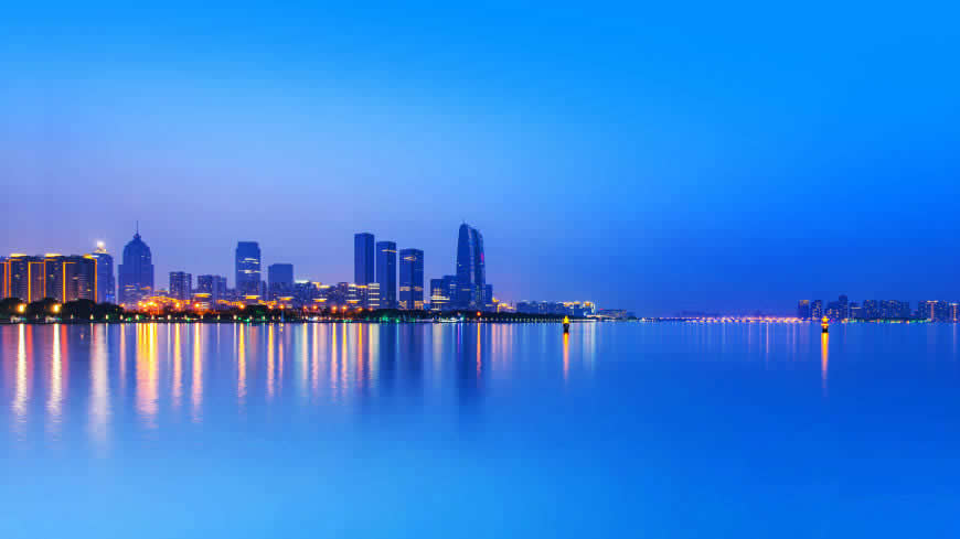 蓝色城市夜景高清壁纸图片 2560x1440