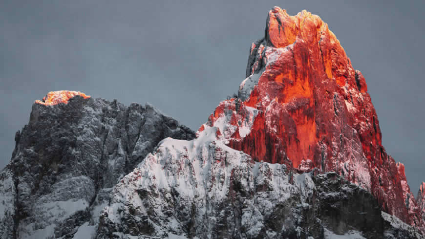 夕阳映红的雪山之巅高清壁纸图片 5120x2880