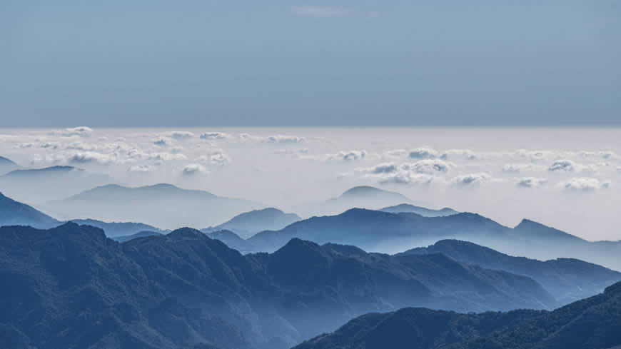 云雾袅绕的高山风景高清壁纸图片 5120x2880