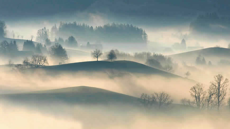 大雾笼罩的田野和山丘高清壁纸图片 3840x2160