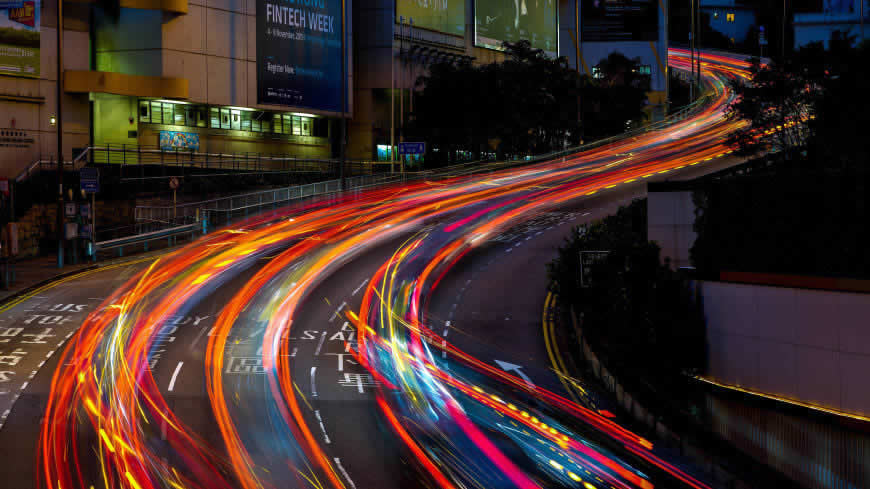 夜晚的城市马路灯光高清壁纸图片 5120x2880