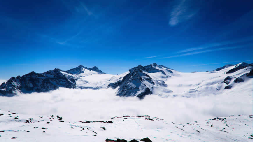 蓝色的天空和雪山风景高清壁纸图片 5120x2880