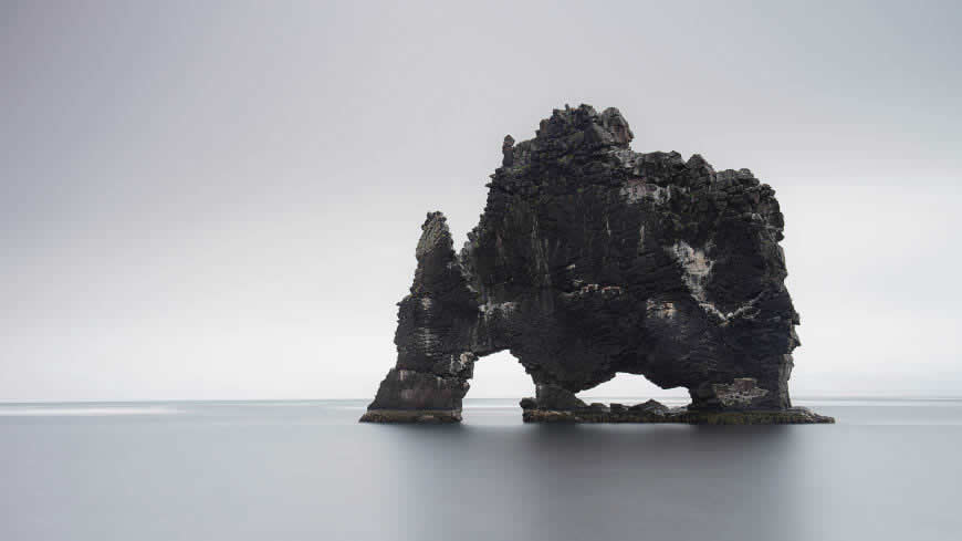 冰岛海上恐龙造型岩石高清壁纸图片 5120x2880