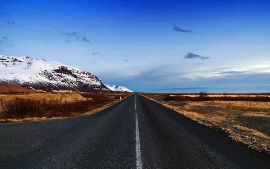 冰岛公路和蓝天风景高清壁纸图片 3840x2400