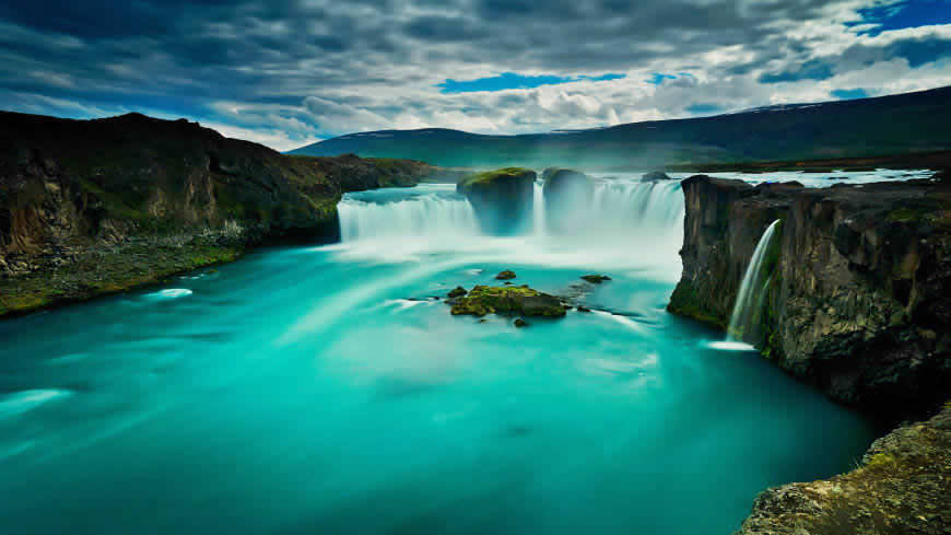 冰岛神之瀑布高清壁纸图片 2560x1440