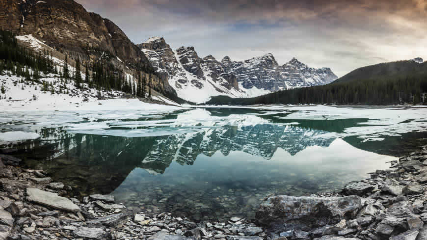 加拿大班夫国家公园梦莲湖冬天风景高清壁纸图片 7680x4320