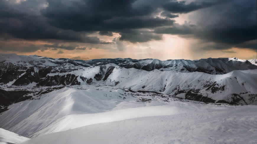 雪山和乌云高清壁纸图片 7680x4320