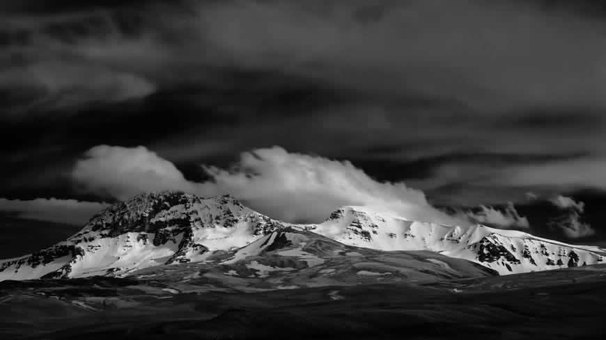 亚美尼亚阿拉加茨山黑白风景高清壁纸图片 3840x2160