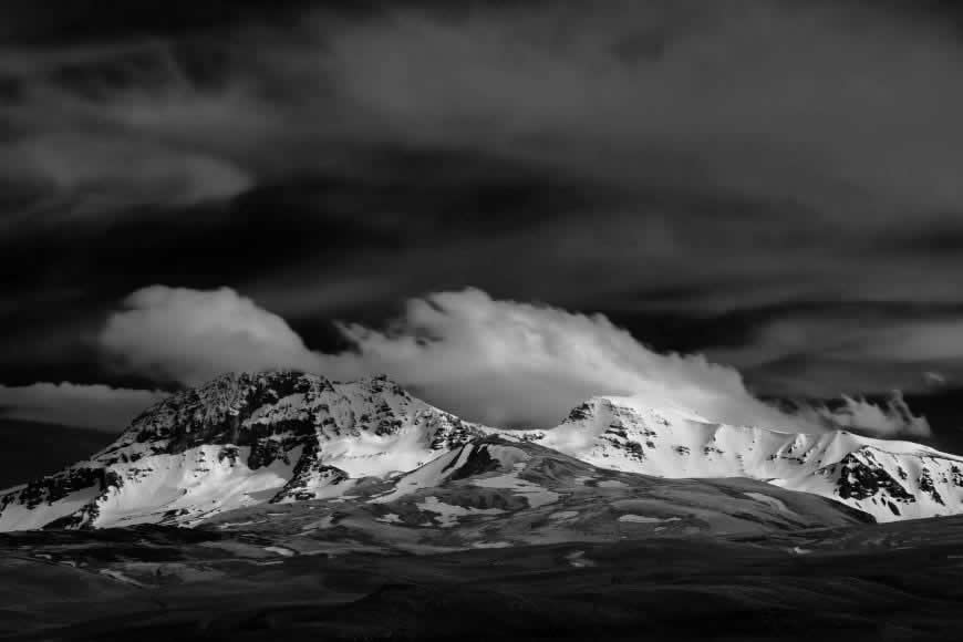 亚美尼亚阿拉加茨山黑白风景高清壁纸图片 3000x2000