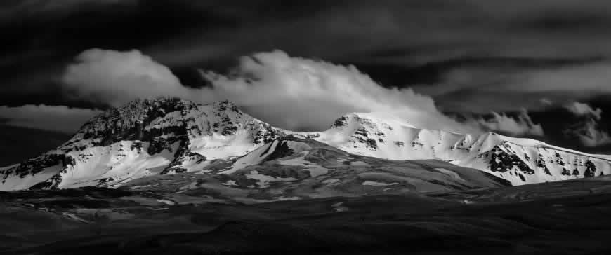 亚美尼亚阿拉加茨山黑白风景高清壁纸图片 3440x1440
