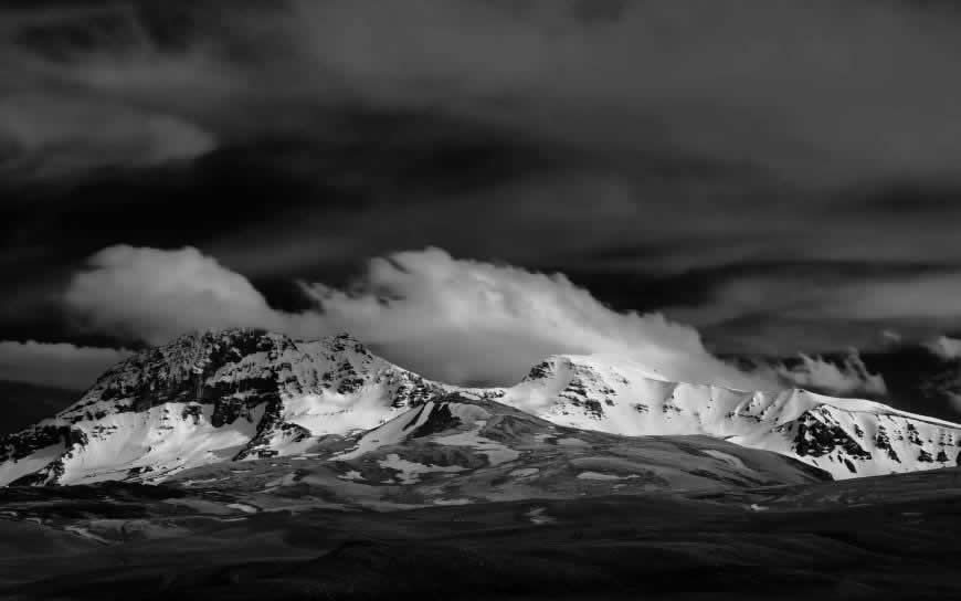 亚美尼亚阿拉加茨山黑白风景高清壁纸图片 3840x2400
