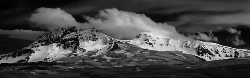 亚美尼亚阿拉加茨山黑白风景高清壁纸图片 3840x1200