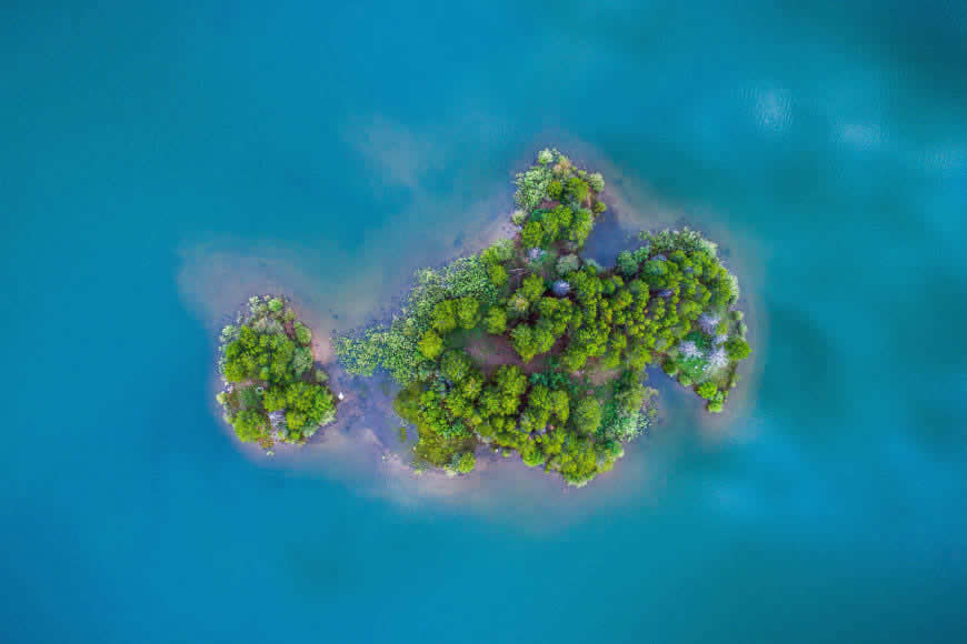 美丽的绿色小岛鸟瞰图高清壁纸图片 3000x2000