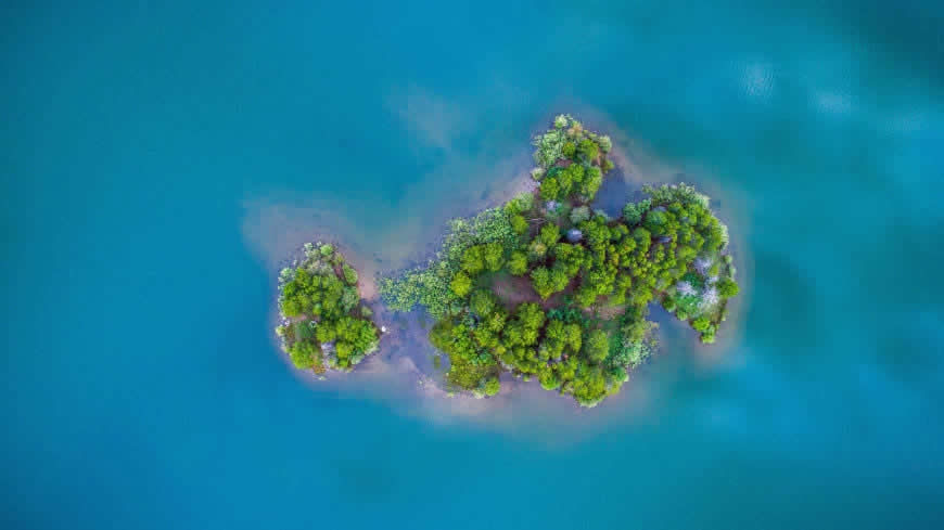 美丽的绿色小岛鸟瞰图高清壁纸图片 5120x2880
