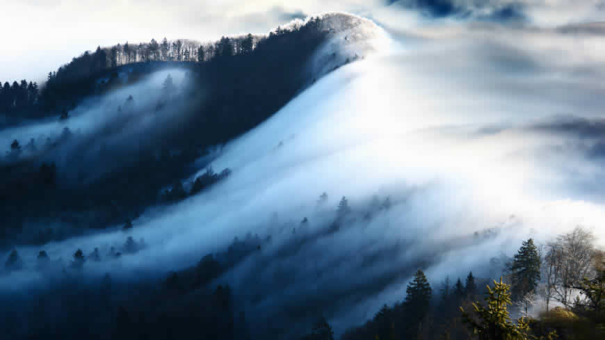 云雾笼罩的高山高清壁纸图片 3840x2160