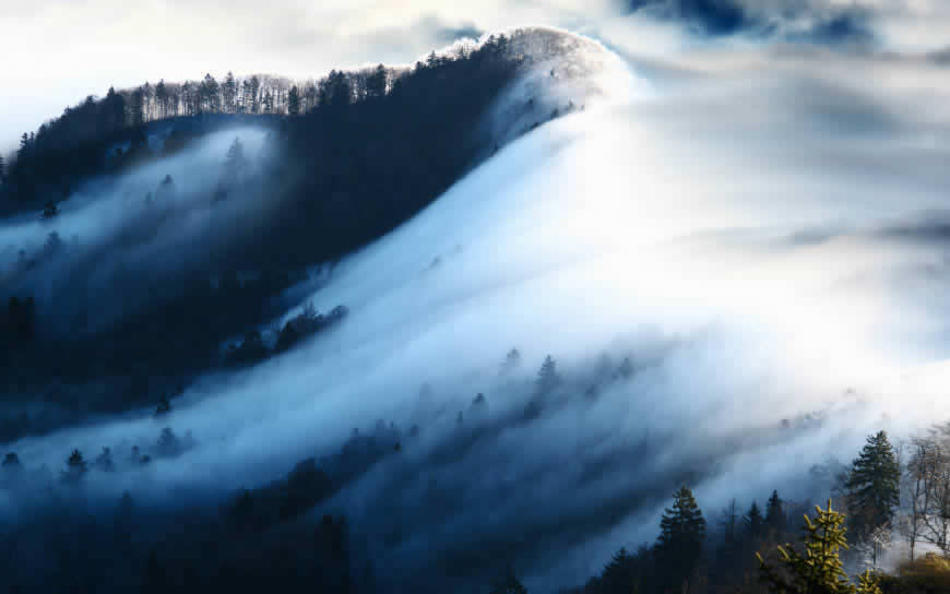 云雾笼罩的高山高清壁纸图片 3840x2400