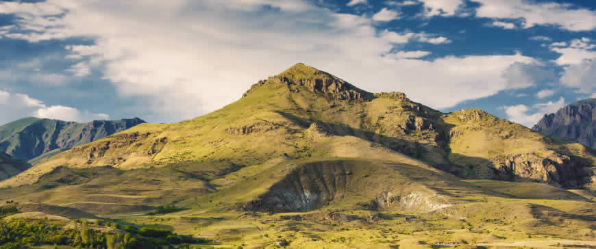 绿色高山高清壁纸图片 3440x1440