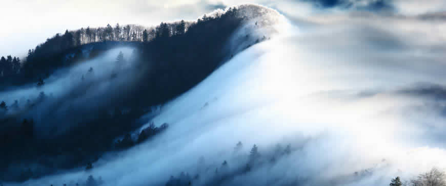 云雾笼罩的高山高清壁纸图片 3440x1440