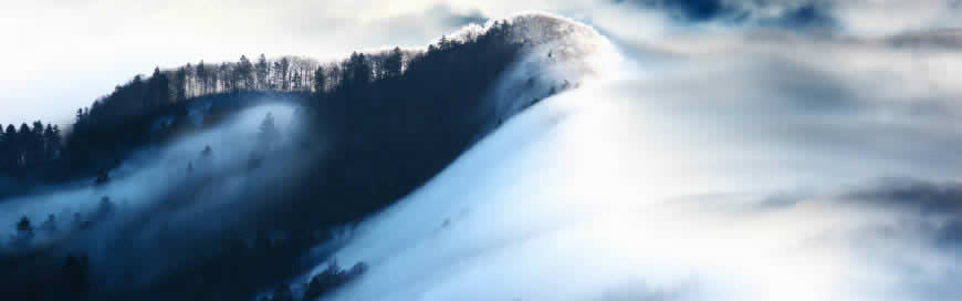 云雾笼罩的高山高清壁纸图片 3840x1200