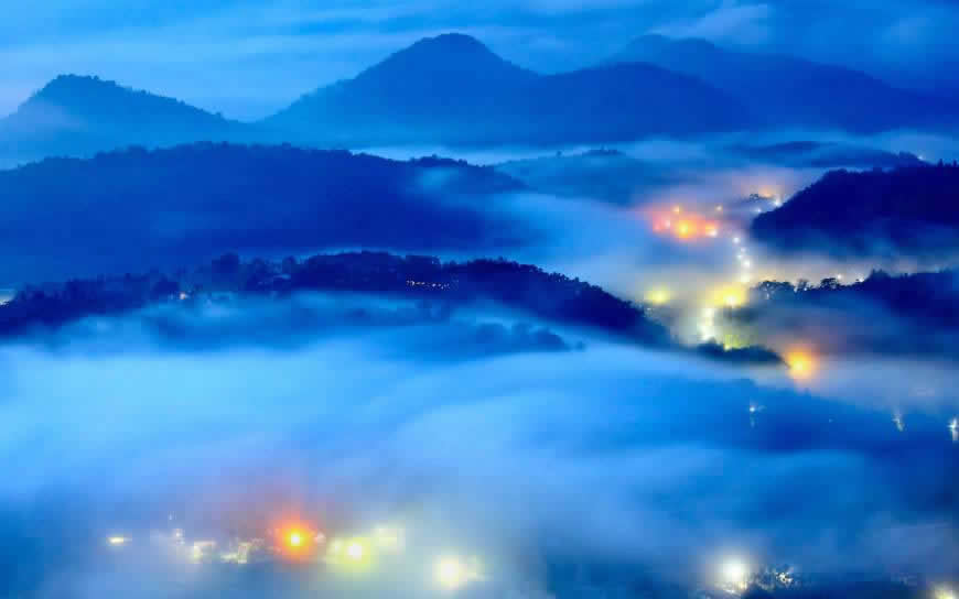 蓝色烟雾缭绕的山村高清壁纸图片 3840x2400