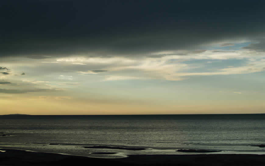 黄昏的海边风景高清壁纸图片 2560x1600