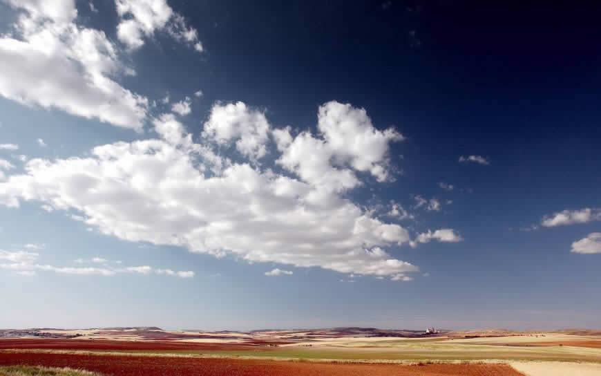 空旷的草原和天空高清壁纸图片 1440x900