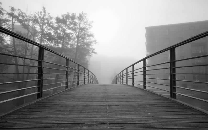 黑白 长桥薄雾风景高清壁纸图片 1920x1200