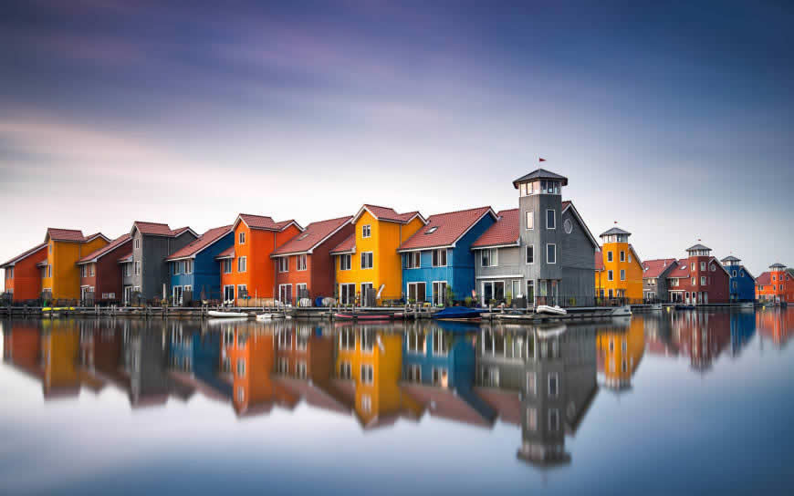 水边五颜六色的房子和船只高清壁纸图片 1920x1200